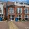 3 Bedroom and 2 Bathroom House with Balcony & Parking - Maidenhead
