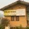 Chilax House and Retreat Center - Sauraha