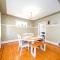 Charming Home Near UBC with Parking & Backyard - فانكوفر