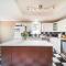 Charming Home Near UBC with Parking & Backyard - فانكوفر