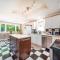 Charming Home Near UBC with Parking & Backyard - فانكوفر