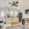 Updated Galveston Studio with Deck - 1 Mi to Beach! - Галвестон