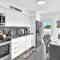 2br Lakeside Getaway - Peaceful Waterfront Stay