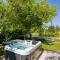 Lovely Cottage with Jacuzzi