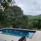 Casa con piscina rodeada de verde en Anapoima