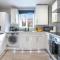 Stylish Apartment - Close to the City Centre - Free Parking, Fast Wi-Fi and Smart TV with Netflix by Yoko Property - Aylesbury