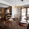 Luxe Chalet Ski On Off Hot Tub Pool and Views - 基灵顿