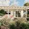 Dalton Cottage - Dreamy Retreat in Lush Gardens