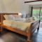 Beartopia- hot tub, views, 2 primary suites! - 基灵顿