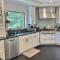 Beartopia- hot tub, views, 2 primary suites! - 基灵顿