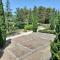 Grande terrasse et vue sur le site antique