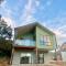 Jindabyne House 2, Modern 3 bedroom home, lake & mountain views with fireplace