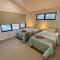 Jindabyne House 2, Modern 3 bedroom home, lake & mountain views with fireplace