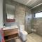 Jindabyne House 2, Modern 3 bedroom home, lake & mountain views with fireplace