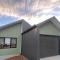 Jindabyne House 2, Modern 3 bedroom home, lake & mountain views with fireplace