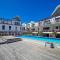 Family fun-sea,sand,surf convenience-pool, balcony - 开普敦