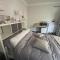Spacious Double Studio-style room - 奥平顿