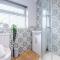NEW! 3-Bed Stunning Bungalow in Wrexham by 53 Degrees Property, Ideal for Groups, FREE Parking! - Wrexham