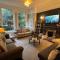 Deluxe Huge Detached House with Parking, sleeps up to 30 people, 2m from Liverpool City Centre