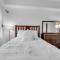Uhost AI - Top-Floor Condo w Balcony & Pool