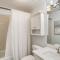 Houston Retreat with Smart TVs Walk to Golf Course! - Houston