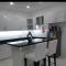 Kandi Palace Grand 2 BR! Housekeeping, Internet! - Angeles