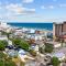 New Listing, 2min WALK to Beach, Single Family Home, Pet Friendly, HotTub, Smart TV, Sleeps 10, Private Backyard - ميرتل بيتش