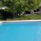 Amplia casa con jardín quincho y piscina