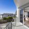 Sun filled & Spacious with Ocean Views & beach - Mount Maunganui