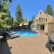 Lovely Tudor Home With Pool & Spa Near Russian River - جيرنفيل