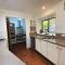 Crystal Cottage Retreat- Escape to the Hinterland!