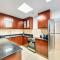 Stylish 2BR Apt just minutes from Beach - Дубай
