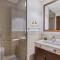 Luxurious 2 Bed Next to Burj Khalifa, Hosted by Desert City Stays - Dubaj