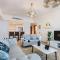 Luxurious 2 Bed Next to Burj Khalifa, Hosted by Desert City Stays - Dubaj