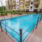 2BHK -Balcony & Pool View -Monarch Palms, Cadolim - 坎多林
