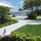 Spacious villa, pool, water views, walk to beach - West Palm Beach