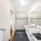 Homy Self Contained Unit Sunnybank CBD Street Parking