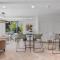 Lux Apt. Top Floor New KingBed, Free Prkg Gym Pool - Salt Lake City