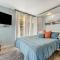 The Seashell Suite with Private Balcony and Walk to Beach
