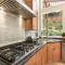 Skyhill Oasis with Hot Tub, Walk to Universal Studios - Los Angeles