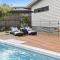 The Pelican - Stylish Poolside Oasis