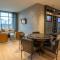 Upscale, New Apt, Pool, Long Stays - Атенс