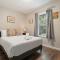 12 Min to Airport Spacious Backyard and Fire Pit