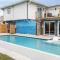 Cozy Beach Bungalow with a Heated Pool - شاطئ بينساكولا