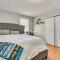 Pet-Friendly Valley Stream Duplex - 1 Mi to Mall! - Валли-Стрим