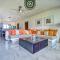 Beachfront 4 BR Condo with Pool Next to the Beach - Бусериас