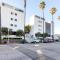 Redondo Beach 1BR w Pool Gym 1 block from beach LAX-437 - شاطئ ريدوندو