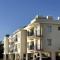 Apartments with a luxurious location near the sea