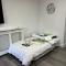 Nicely furnished 2 Bedroom Property Independent with Pakring - High Wycombe