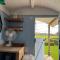 The Hen House Shepherds hut with hot tub - Chittoe